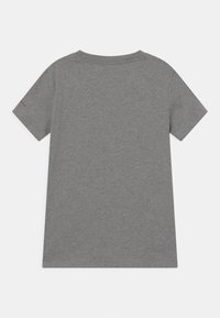 Szara bawełniana koszulka z krótkimi rękawami, okrągłym dekoltem i luźnym fasonem. Zawiera subtelne logo na rękawie.