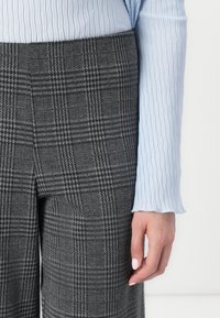 Vero Moda VMBERLIN WIDE PANT - Bukse - dark grey/black