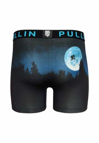 Un short boxeur avec une ceinture noire arborant le logo "PULLIN". Un tissu bleu foncé qui met en valeur un ciel au clair de lune avec des arbres en silhouette et un vélo.