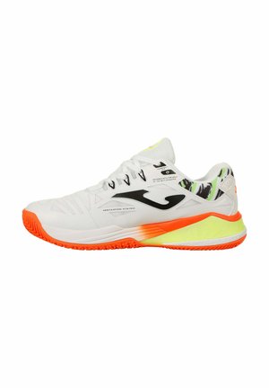 Scarpa sportiva bianca con logo nero, suola arancione, intersuola giallo neon e fodera interna mimetica verde, progettata per la ventilazione e le prestazioni.