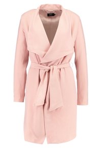Cappotto avvolgente rosa chiaro con una texture morbida, colletto aperto, maniche lunghe e cintura abbinata. Presenta una parte frontale drappeggiata e una lunghezza fino al ginocchio.