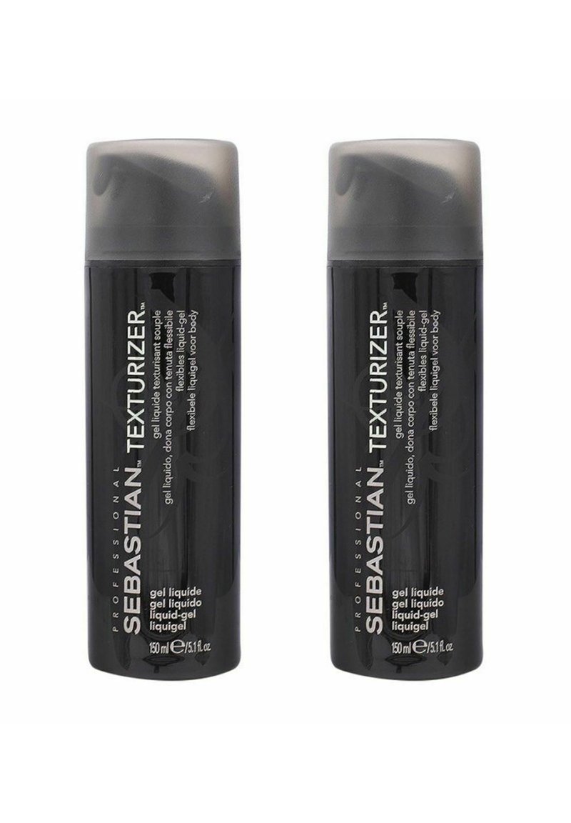 Zwei Flaschen Sebastian Professional Texturizer Gel in Schwarz mit grauen Klappdeckeln, jeweils 150 ml, die schlanke, geschwungene Formen und strukturierte Etiketten aufweisen.