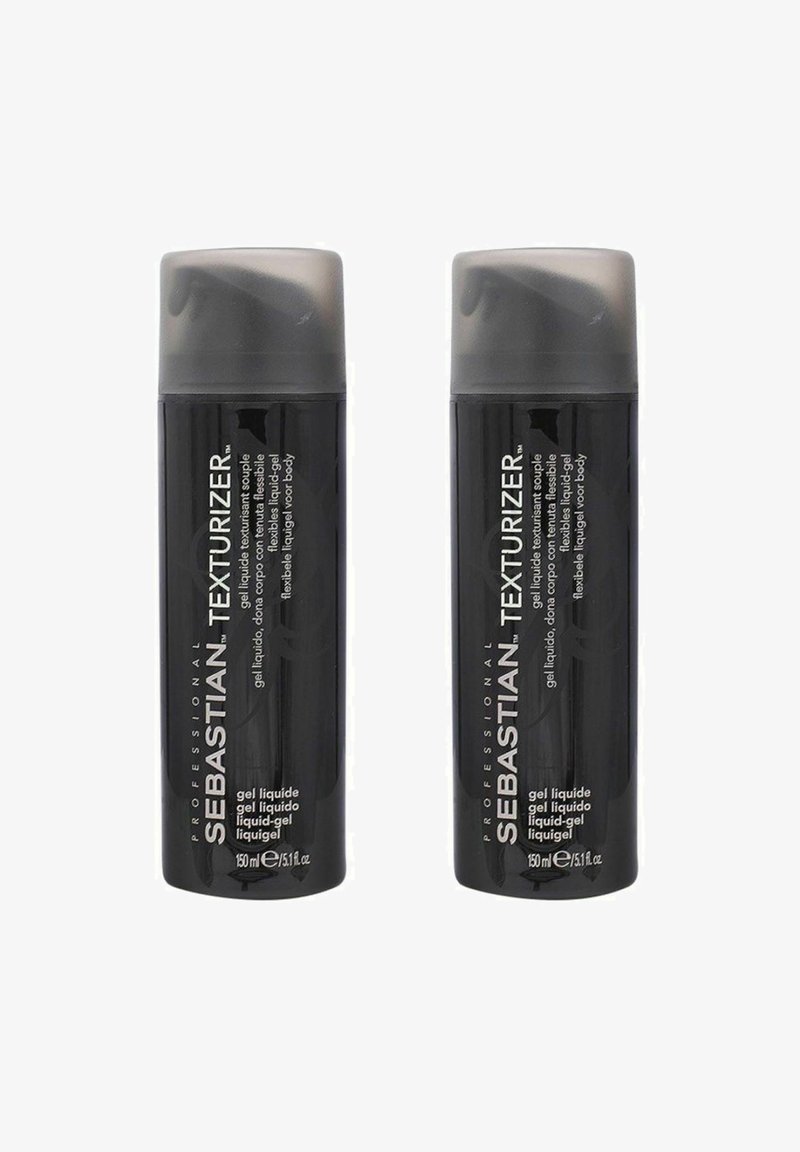 Zwei Flaschen Sebastian Professional Texturizer Gel in Schwarz mit grauen Klappdeckeln, jeweils 150 ml, die schlanke, geschwungene Formen und strukturierte Etiketten aufweisen.