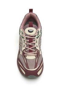 Sneaker con tomaia in mesh bordeaux e crema, accenti mauve a contrasto, lacci piatti, suola in gomma e un foro di ventilazione rotondo sulla punta.