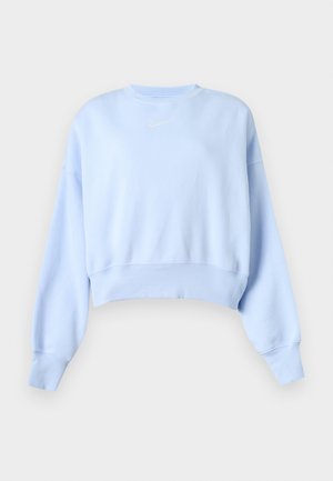 Világoskék rövidített pulóver hosszú ujjakkal, bordázott mandzsettával és szegéllyel, valamint kis fehér Nike logóval a mellrészen, egyszínű háttér előtt.