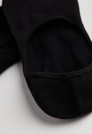 Schwarze Knöchelsocken aus weichem, dehnbarem Gewebe. Sie haben einen gerippten Rand und eine glatte Textur, entworfen, um eng zu sitzen, ohne über die Schuhe hinaus sichtbar zu sein.