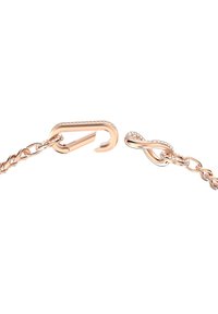 Chaîne en or rose avec un fermoir courbé. Détails remarquables incluant un maillon torsadé et des accents scintillants incrustés. Fini lisse et poli.