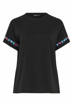 T-shirt nera a maniche corte con scollo tondo e ricamo floreale di fiori blu e rosa lungo i bordi di entrambe le maniche.