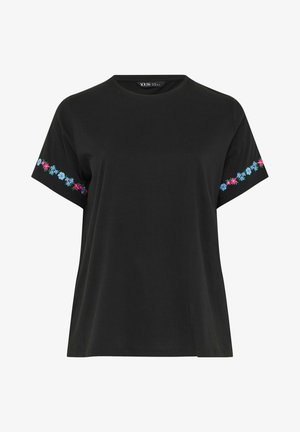 Schwarzes T-Shirt mit kurzen Ärmeln und Rundhalsausschnitt, verziert mit floraler Stickerei in Blau und Pink entlang der Ränder beider Ärmel.