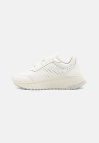 Sneaker bianchi in pelle con design perforato, suola spessa e testurizzata, e collo imbottito. Presentano lacci tonali e logo in rilievo sul lato.