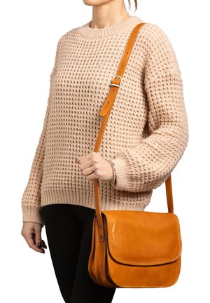 Borsa a tracolla in pelle tan con una texture liscia, pattina ripiegabile e tracolla regolabile. La borsa è funzionale e dal design sobrio.