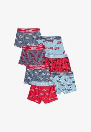 Hét pár fiú boxeralsó, mindegyik napokkal van megjelölve, különböző mentő jármű mintázatokkal.