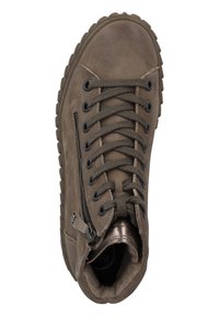 Sneaker alto marrone con pelle texture, punta tonda, occhielli neri, chiusura con lacci e dettaglio con zip laterale. Suola flessibile con bordi scanalati.