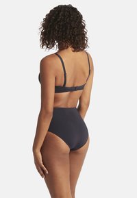 Granatowe, wysokie majtki bikini z dopasowanym biustonoszem, z regulowanymi ramiączkami i zapięciem na haczyk, wykonane z gładkiego materiału kąpielowego.