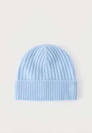 Bonnet côtelé tricoté bleu clair avec revers replié et petit logo brodé sur le côté droit du revers.