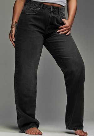 Zwarte denimwide-legbroek met een hoge taille, vijf zakken en subtiele stiksels. Gladde textuur; ontspannen pasvorm door de benen.