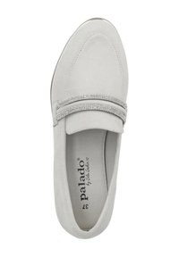 Graue Wildleder-Slipper mit runder Zehenform, die auf dem Obermaterial mit zwei dekorativen Silbermetalldekoren mit Strasssteinen versehen sind.