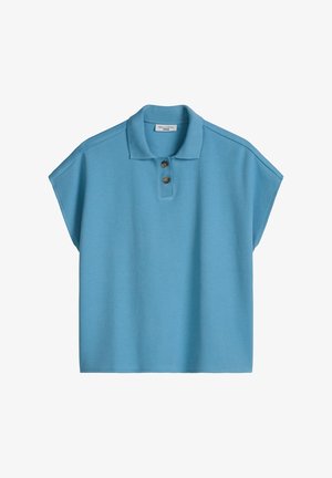 Hellblaues Poloshirt mit kurzen Ärmeln, zwei braunen Knöpfen und einem weichen Kragen, mit lockerem, kastigem Schnitt und glatter Stoffstruktur.