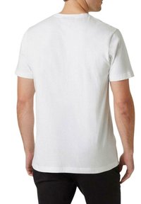 Camiseta de algodón blanca con cuello redondo clásico y mangas cortas, que presenta una textura suave y un ajuste estándar. Se muestra la vista trasera.