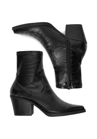 Czarne botki za kostkę wykonane z teksturowanej sztucznej skóry krokodylka. Posiadają spiczasty nosek, blokowy obcas i boczny zamek.