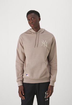 MLB NEW YORK YANKEES LEAGUE ESSENTIALS HOODY - Sporto klubų atributika - brown