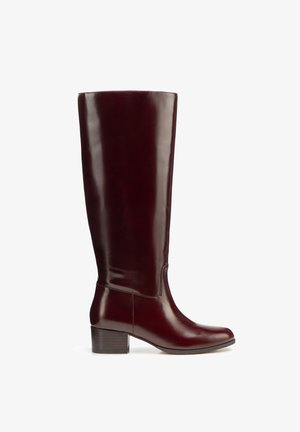 Bota alta hasta la rodilla de cuero burdeos con acabado liso, punta redondeada y un tacón bloque modesto. Presenta costuras mínimas y un diseño limpio.