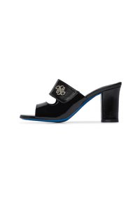 Mule aperti in vernice nera con un'ampia fascia decorata da un accento in argento, sostenuti da un tacco a blocco con dettagli blu.