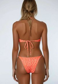 Oranje bikini met een luipaardprintpatroon, met een top met strik en een minimalistische onderkant. Gladde textuur, nauwsluitend ontwerp.