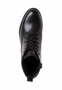 Bota de cuero negro hasta el tobillo con puntera redondeada, cordones en la parte delantera y cremallera lateral. Textura suave con superficies mate y brillantes contrastantes.