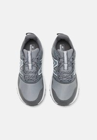 New Balance 410 V8 - Trail tekaški čevlji - shadow grey