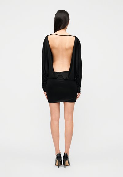 Μαύρο φόρεμα με μακριά, πλισέ μανίκια, ανοιχτή πλάτη και εφαρμοστή σιλουέτα bodycon, με λεία υφή και βαθύ ντεκολτέ στο πίσω μέρος.