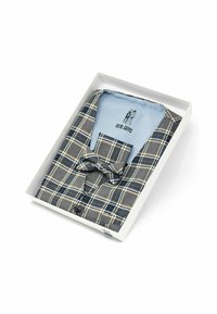 Grau kariertes Hemd mit gelben und blauen Akzentstreifen, begleitet von einer passenden Fliege, präsentiert in einer weißen Geschenkbox mit einer hellblauen Innenseite.