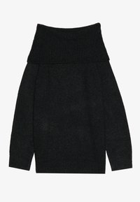 Pulover negru supradimensionat, cu guler ondulat, mâneci lungi și o textură moale, având o tăietură dreaptă și o croială relaxată.