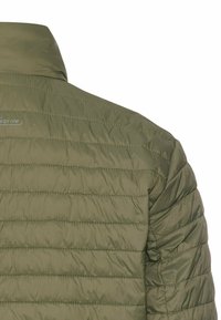 Olivengrøn pufferjakke med et quiltet design, der har en høj krave og en glat, skinnende overflade. Let og vejr-resistent materiale.