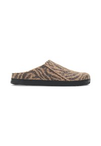 Zueco de fieltro marrón y beige tipo slip-on con rayas en estilo cebra, suela de goma negra, puntera redondeada y un sutil detalle de logo en la parte superior.