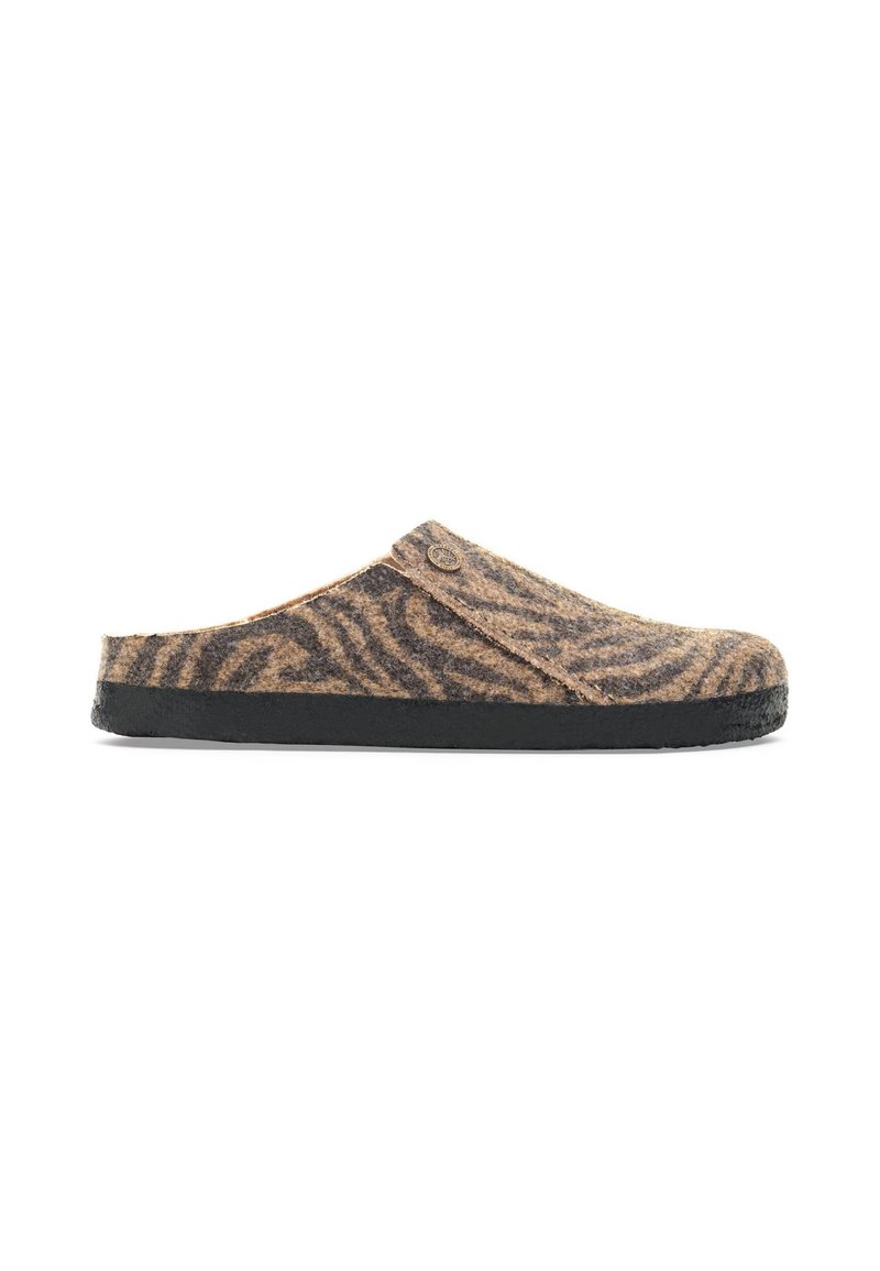 Sabot en feutre marron et beige à rayures semblables à un zèbre, semelle en caoutchouc noire, bout rond et un détail de logo subtil sur le dessus.