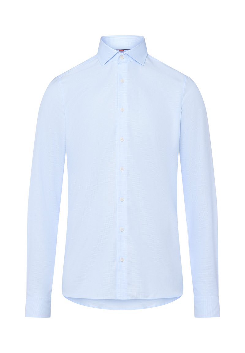 Chemise à manches longues bleu clair en tissu lisse. Présente un col pointu, une fermeture à boutons sur le devant et un ourlet droit avec une texture subtile.