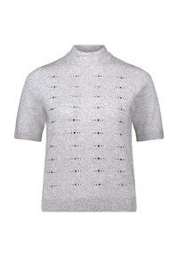 Szary sweter z krótkim rękawem i wysokim kołnierzem, z poziomymi wycięciami oraz prążkowanymi krawędziami, wykonany z miękkiej dzianiny.