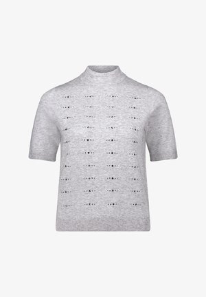 Grauer kurzärmeliger Pullover mit hohem Kragen, der horizontale Ausschnittmuster und gerippte Kanten aufweist, aus einem weichen Strickmaterial gefertigt.