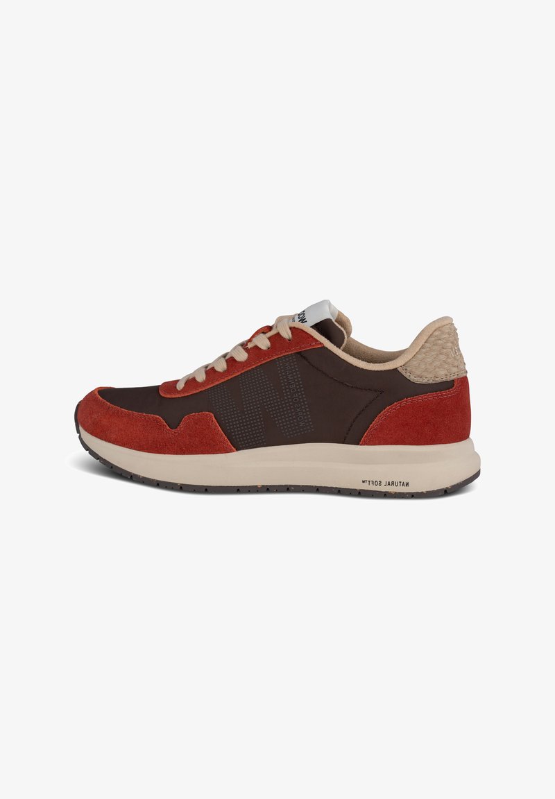Braune Wildledersneaker mit roten Akzenten, strukturiertem Absatz, beigen Schnürsenkeln und Logodetail. Leichte Sohle mit kontrastierendem Profil.