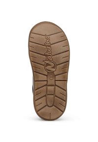 Sole di scarpa in gomma marrone con motivo di impugnatura testurizzato. Presenta un logo e un contrassegno della taglia. Bordo liscio e una leggera curvatura verso l'alto all'estremità della scarpa.