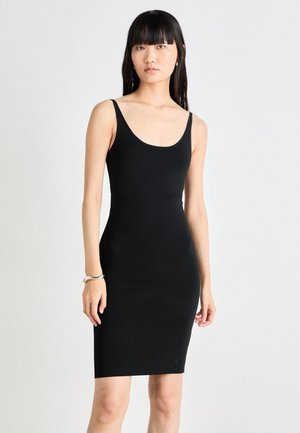 Robe noire ajustée avec un décolleté arrondi et de fines bretelles. Tissu lisse et extensible qui épouse le corps, se terminant juste au-dessus du genou.