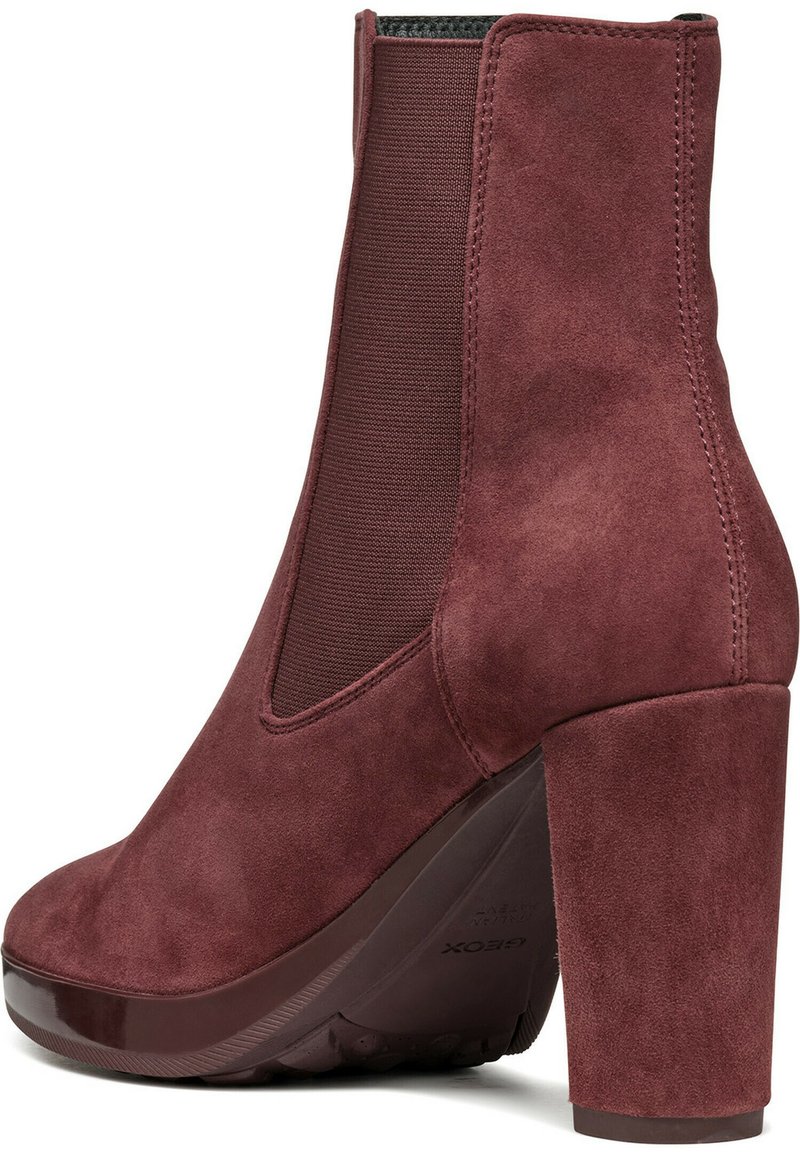 Bordeaux gekleurde suède enkellaarsjes met elastische zijkanten, een gestapelde hoge hak en een ronde neus, met een gladde afwerking en subtiele glans.