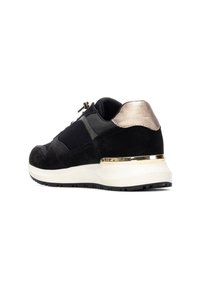 Zapatillas de ante negro con paneles de malla, detalles metálicos dorados en el talón y la suela, y una entresuela blanca acolchada para mayor comodidad.