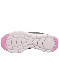 Suola di scarpa da cross-training, caratterizzata da una base in gomma bianca testurizzata con accenti rosa, progettata per garantire grip e comfort durante le attività fisiche.