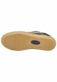 Suola in gomma di una sneaker, con un motivo a zig zag, colore crema e un logo circolare. Design robusto con taglia 37 in rilievo.