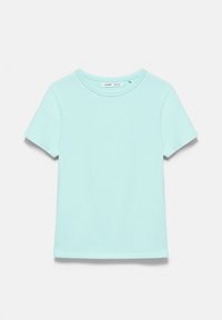 Schlichtes hellblaues Kurzarm-T-Shirt mit Rundhalsausschnitt und geradem Saum auf weißem Hintergrund.