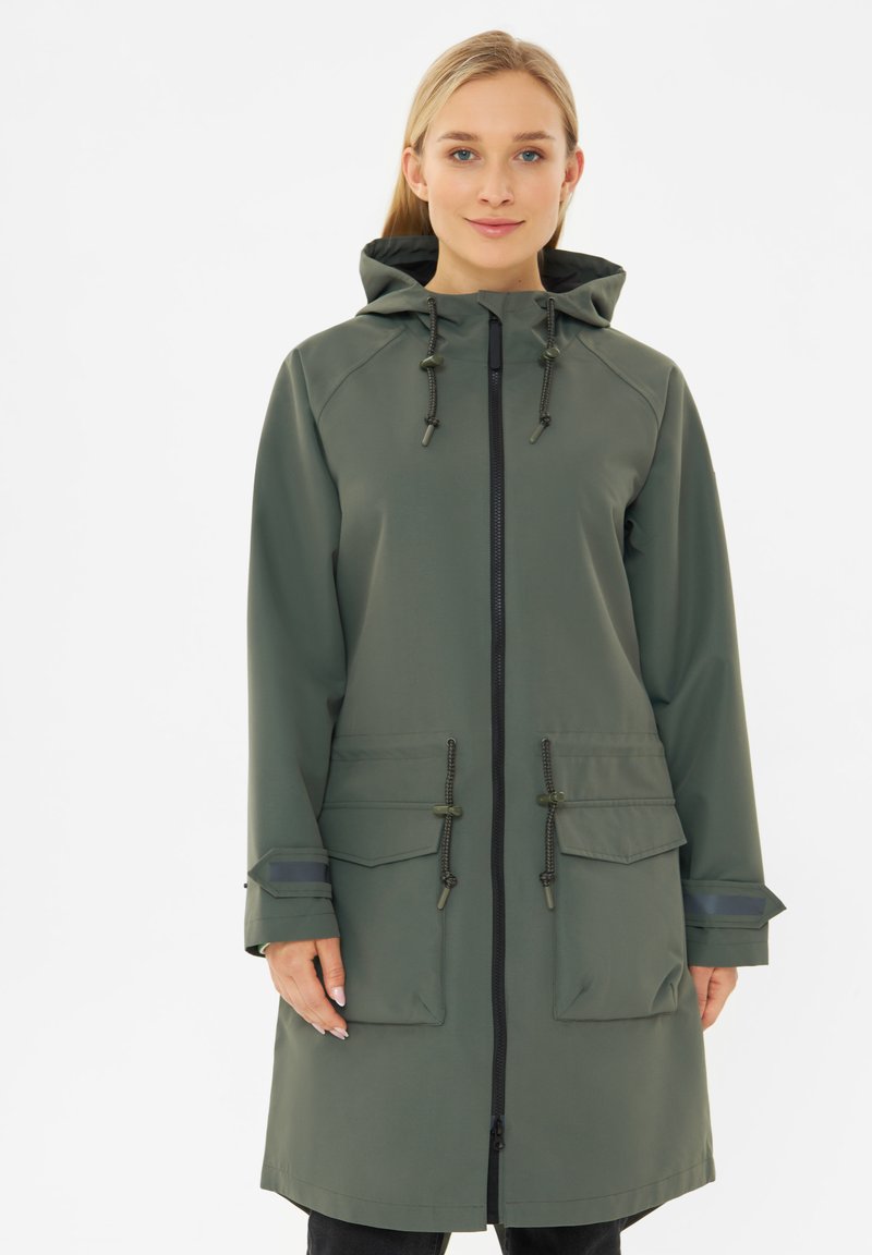 Groene regenjas met capuchon, voorzien van een ritssluiting aan de voorkant, details met trekkoord en twee voorzakken. Gladde, waterdichte stof.