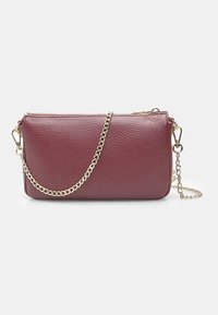 Bordová kožená crossbody taška s textúrovaným povrchom, zlatým reťazovým popruhom, zipsovým uzáverom a obdĺžnikovým tvarom. Kompaktná s minimálnymi kovovými doplnkami.