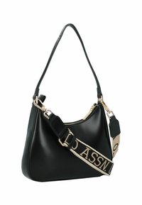 Borsa a mano in pelle nera con silhouette curva, ferrature dorate e tracolla decorata con lettere nere e beige. Texture liscia.